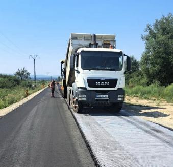 Primul strat de asfalt nou pe drumul județean de la Balc spre limita cu Sălajul (FOTO)