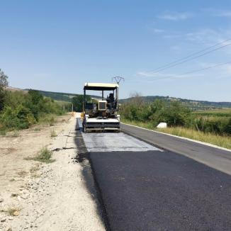 Primul strat de asfalt nou pe drumul județean de la Balc spre limita cu Sălajul (FOTO)