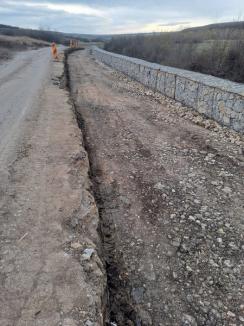 Drum din Bihor surpat după alunecări de teren provocate de ploi și închis de Consiliul Județean până la primăvară