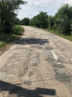 Liberalii acuză: Consiliul Judeţean pune covor asfaltic peste cel aşternut anul trecut, dar nu astupă gropile din drumurile judeţene în comunele cu primari PNL (FOTO-VIDEO)