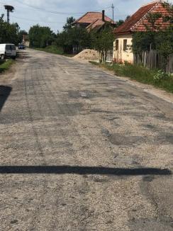 Liberalii acuză: Consiliul Judeţean pune covor asfaltic peste cel aşternut anul trecut, dar nu astupă gropile din drumurile judeţene în comunele cu primari PNL (FOTO-VIDEO)