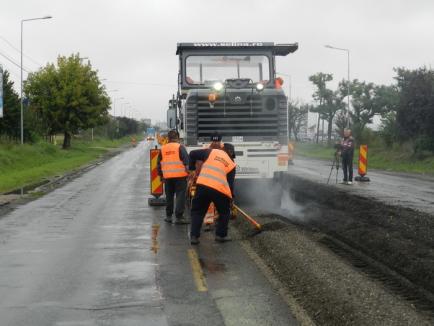 Abandonate anul trecut de CCCF Timişoara, lucrările de reciclare a asfaltului pe DN 76 între Oradea şi Sînmartin au fost reluate de Drumuri Bihor