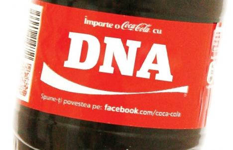 Cola - spion! DNA vrea să monteze microfoane şi camere video în sticle de Coca Cola