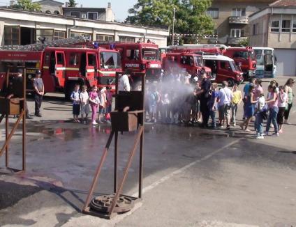 De ziua lor, copiii orădeni s-au distrat cu jandarmii şi pompierii (FOTO)