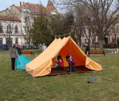 De ziua lor, cercetaşii şi-au instalat tabăra generală în Parcul 1 Decembrie (FOTO)