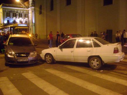 Accident în lanţ în Piaţa Unirii: Trei maşini s-au făcut praf (FOTO)