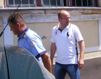 Vizită surpriză: Cozmin Guşă şi-a văzut un prieten arestat la Oradea! (FOTO)