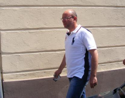 Vizită surpriză: Cozmin Guşă şi-a văzut un prieten arestat la Oradea! (FOTO)