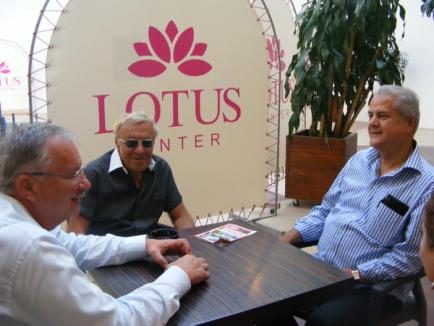 Adrian Năstase s-a oprit la un fresh cu patronul Lotus Center (FOTO)