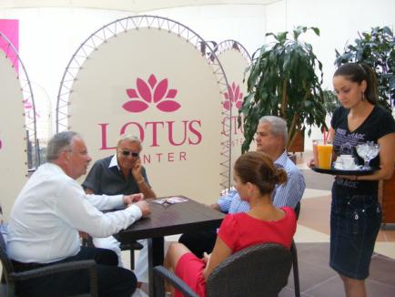 Adrian Năstase s-a oprit la un fresh cu patronul Lotus Center (FOTO)