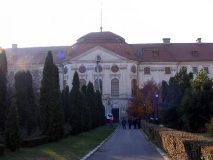 Episcopia Romano-Catolică se răzbună: a dat jos inscripţia "Muzeu" de pe Palatul Baroc (FOTO)