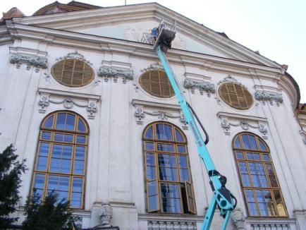 Episcopia Romano-Catolică se răzbună: a dat jos inscripţia "Muzeu" de pe Palatul Baroc (FOTO)