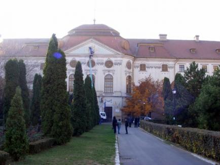 Episcopia Romano-Catolică se răzbună: a dat jos inscripţia "Muzeu" de pe Palatul Baroc (FOTO)