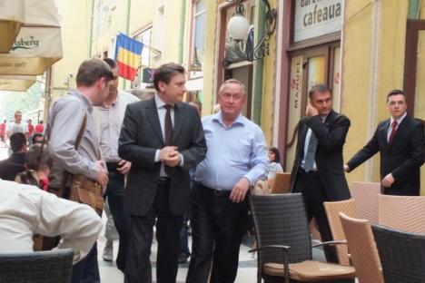 Odată ajuns la Oradea, Crin Antonescu s-a dus la o cafea sub Pasaj (FOTO)