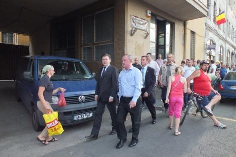 Odată ajuns la Oradea, Crin Antonescu s-a dus la o cafea sub Pasaj (FOTO)