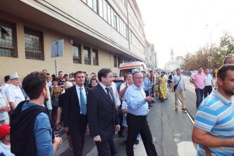 Odată ajuns la Oradea, Crin Antonescu s-a dus la o cafea sub Pasaj (FOTO)