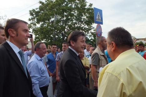 Odată ajuns la Oradea, Crin Antonescu s-a dus la o cafea sub Pasaj (FOTO)