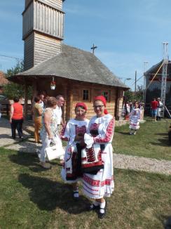 La Salonta, toamna se numără bucatele şi faptele bune: Festivalul Sarmalelor a ajuns la ediţia a VIII-a cu muzică, dansuri şi tradiţionala tombolă caritabilă (FOTO)