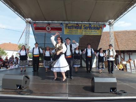 La Salonta, toamna se numără bucatele şi faptele bune: Festivalul Sarmalelor a ajuns la ediţia a VIII-a cu muzică, dansuri şi tradiţionala tombolă caritabilă (FOTO)