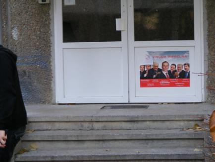 Cartierele Oradiei, invadate de afişe cu mesaj anti-PSD