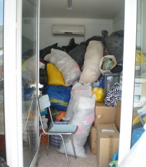 Orădenii fac donaţii, nu curăţenie: peste 150 de saci cu haine impecabile s-au adunat pentru sinistraţi
