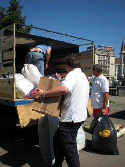 Peste 330 de saci cu ajutoare pentru sinistraţi au pornit din Bihor spre Dorohoi (FOTO)