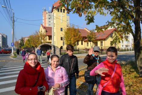 Sute de copii au sărbătorit cei 20 de ani de când Congregaţia Don Orione ajută orădenii (FOTO)