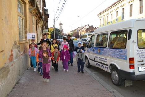 Sute de copii au sărbătorit cei 20 de ani de când Congregaţia Don Orione ajută orădenii (FOTO)