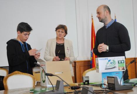 Orădeni premiaţi pentru că şi-au trimis electronicele vechi la reciclare