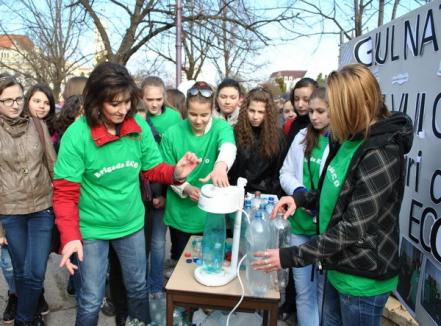 Elevii le-au arătat orădenilor cum să colecteze reciclabilele