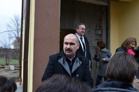 Bolojan a plimbat presa prin oraş, ca să-şi prezinte o parte din realizări (FOTO)
