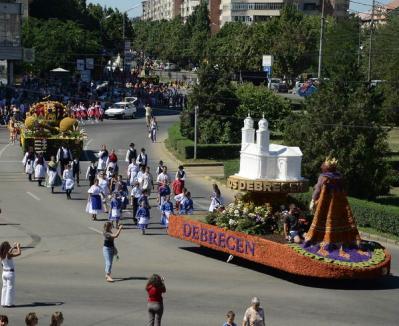 Caravana florilor-gigant a colorat Oradea (FOTO)