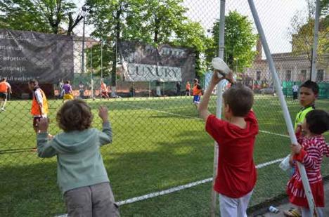 Tăticii elevilor de la Greco-Catolic s-au întrecut la fotbal (FOTO)