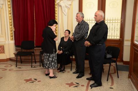 Fanii cântăreţei Florica Ungur îşi pot lua rămas bun de la ea în holul Teatrului de Stat (FOTO)