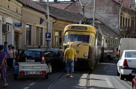 O tamponare între un tramvai şi un Ford a blocat circulaţia tramvaielor în centru (FOTO)