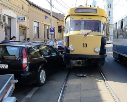 O tamponare între un tramvai şi un Ford a blocat circulaţia tramvaielor în centru (FOTO)