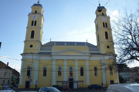 Galben de Oradea: Tot mai mulţi proprietari de clădiri din centrul oraşului îşi zugrăvesc faţadele în nuanţe de galben (FOTO)