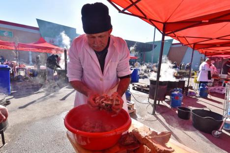 Dezlegare la... cârnați și toroș: Eliberarea de restricțiile pandemice, sărbătorită la Oradea cu festivalul „D’ale porcului” (FOTO)