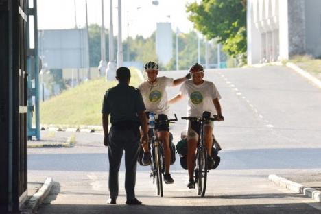Finish! Tânărul care a pedalat în scop caritabil de la Londra la Oradea a ajuns acasă (FOTO/VIDEO)