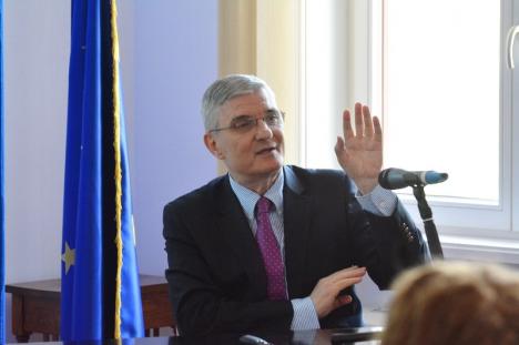 Academicianul Dăianu, co-autor al strategiei de aderare la moneda euro, la Oradea: 'Nu mai îmi cereţi o dată anume!' (FOTO)