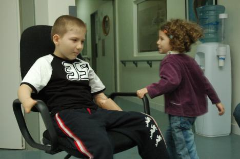 Mergi mai departe! Doi tineri născuţi ori rămaşi de mici fără câte un picior, gata să ajute alţi copii suferinzi (FOTO / VIDEO)