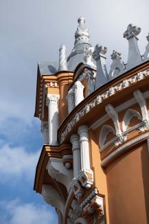 Vă place Oradea pe stil nou? Larisa Birta prezintă palatele orădene împodobite cu figuri de... nimfe (FOTO)