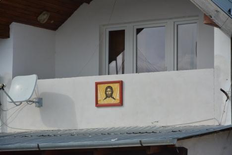 Satul sfinţilor: Localnicii din Delani au câte o icoană pe pereţii exteriori ai caselor (FOTO)
