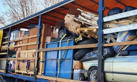 18 tone de deşeuri, produse second-hand, inclusiv o mașină, oprite la intrarea în țară prin Borș