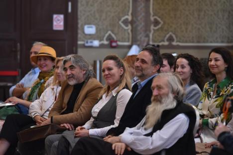 La Sinagogă, despre umorul românilor, fericire, tragism şi râsu’ plânsu’. A început prima ediţie a Conferinţelor Dilema Veche la Oradea (FOTO)