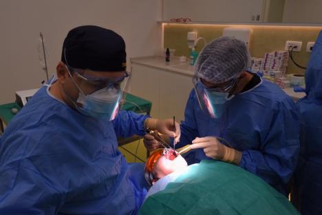 Dr. Ionuţ Leahu le redă orădenilor zâmbetul larg în doar 24 de ore: „Pacientul trebuie să zâmbească şi să vorbească imediat după intervenţia chirurgicală” (FOTO)