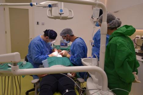 Dr. Ionuţ Leahu le redă orădenilor zâmbetul larg în doar 24 de ore: „Pacientul trebuie să zâmbească şi să vorbească imediat după intervenţia chirurgicală” (FOTO)
