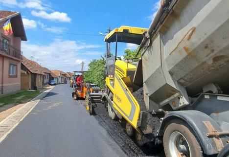 Drumul Apusenilor, 95% finalizat. Trafic restricționat între Budureasa și Stâna de Vale, interzis între Stâna de Vale și Coada Lacului, pentru că se toarnă asfalt (FOTO)