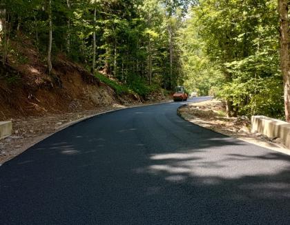 Drumul Apusenilor va fi dat în folosință integral la jumătatea lunii viitoare. Se toarnă ultimul strat de asfalt între Coada Lacului și Stâna de Vale (FOTO)