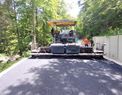 Drumul Apusenilor va fi dat în folosință integral la jumătatea lunii viitoare. Se toarnă ultimul strat de asfalt între Coada Lacului și Stâna de Vale (FOTO)